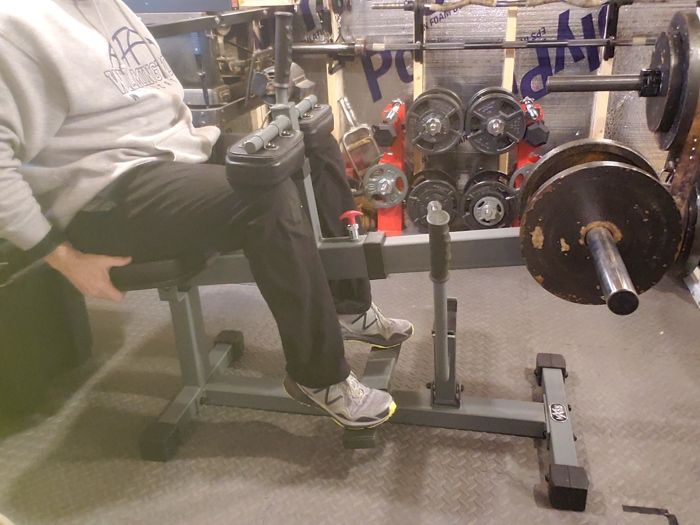 Using the XMark seated calf machine